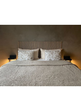 Sänggavel i akustikpanel eller såkallad ribbpanel. 120 cm i ek.