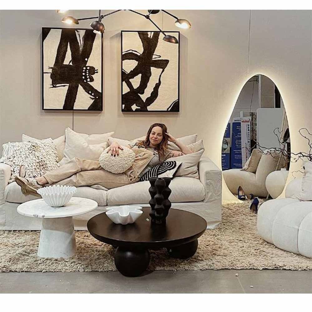 Asymmetriska Spegeln Galakor Stain med ledljus från Spegelbutiken i Ellens stånd på Villamäsan

