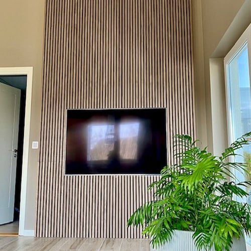 Tvvägg med akustikpanel bakom